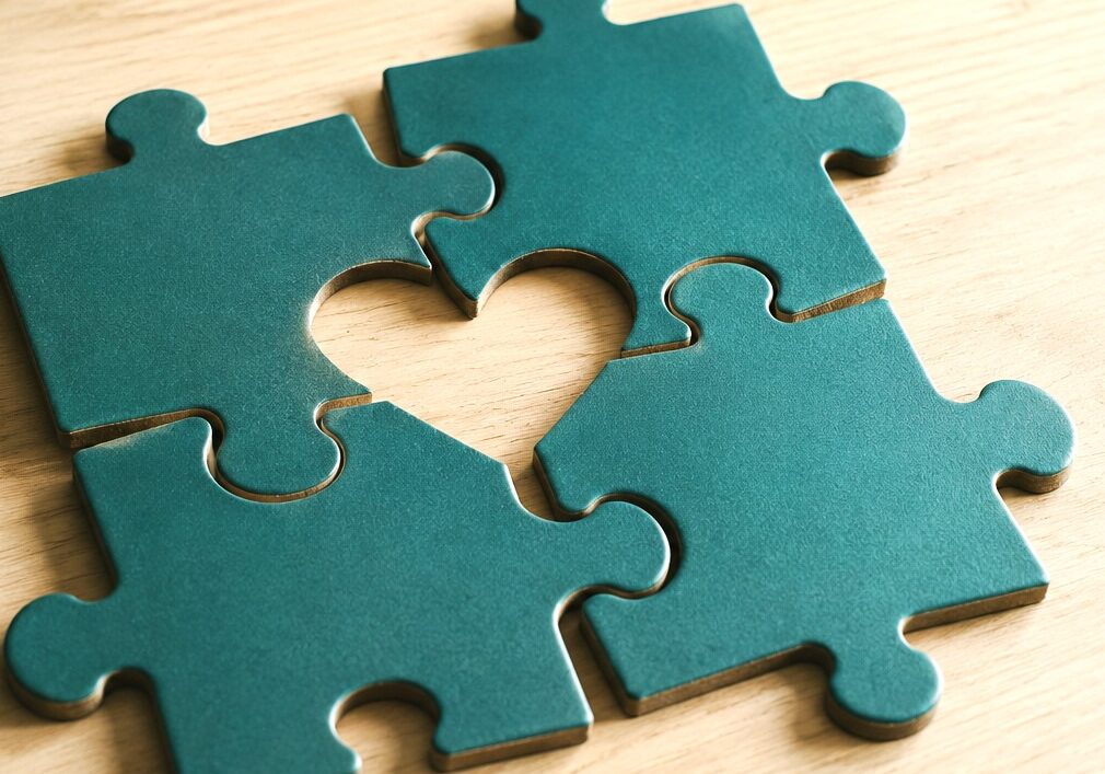 Puzzle-Stücke mit Herz in der Mitte symbolisieren Schulkrisenkompetenz