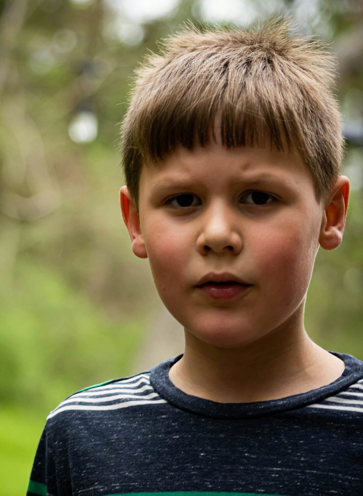 Ein Junge blickt ärgerlich fragend und hat eine Schulkrise